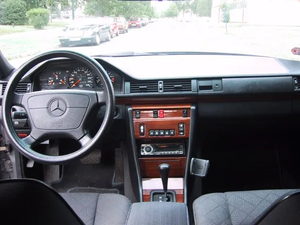 Mercedes,W124,E-class,primary,dashboard